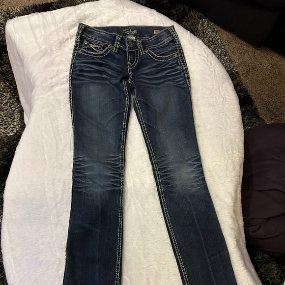 Silver denim slim bootcut jeans.  Embroidered, buttoned back pockets.  Size 24 - Picture 4 of 11